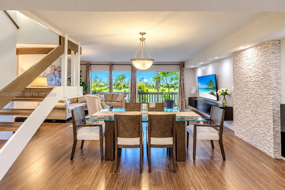 545 W Park Dr #2-8, Miami: photo 1 of 29
