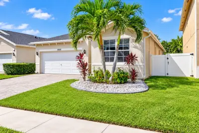 4065 Tomoka Dr, Lake Worth: photo 1 of 8