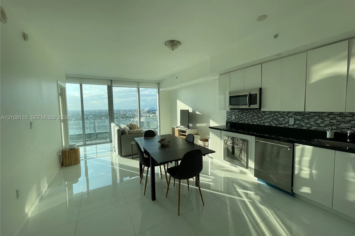 92 SW 3rd St #2307, Miami: photo 1 of 5
