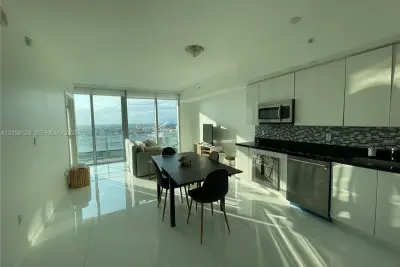 92 SW 3rd St #2307, Miami: photo 1 of 5
