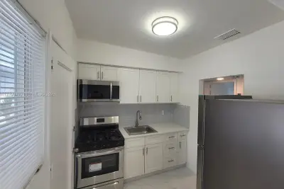7435 Byron Ave #06, Miami Beach: photo 1 of 20