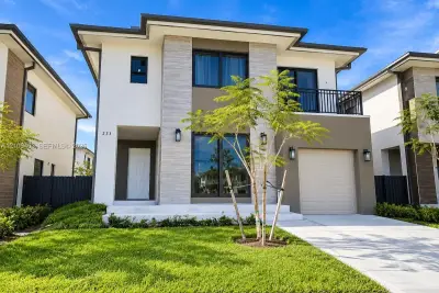 233 NW 12th Ct, Florida City: photo 1 of 5