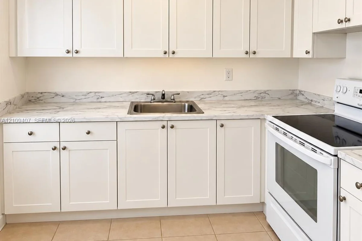 18200 NW 20th Ave #4, Miami Gardens: photo 1 of 6