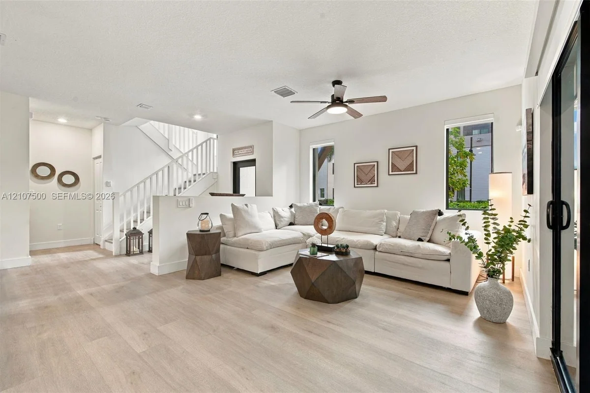 4274 NW 83rd Ave, Doral: photo 1 of 33