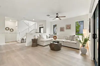 4274 NW 83rd Ave, Doral: photo 1 of 33