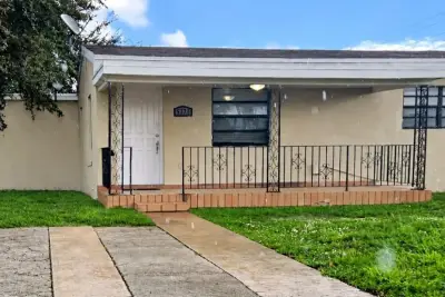House in Hialeah: photo 1 of 2