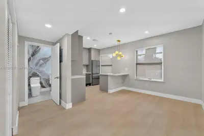 694 NE 76th St #5, Miami: photo 1 of 21
