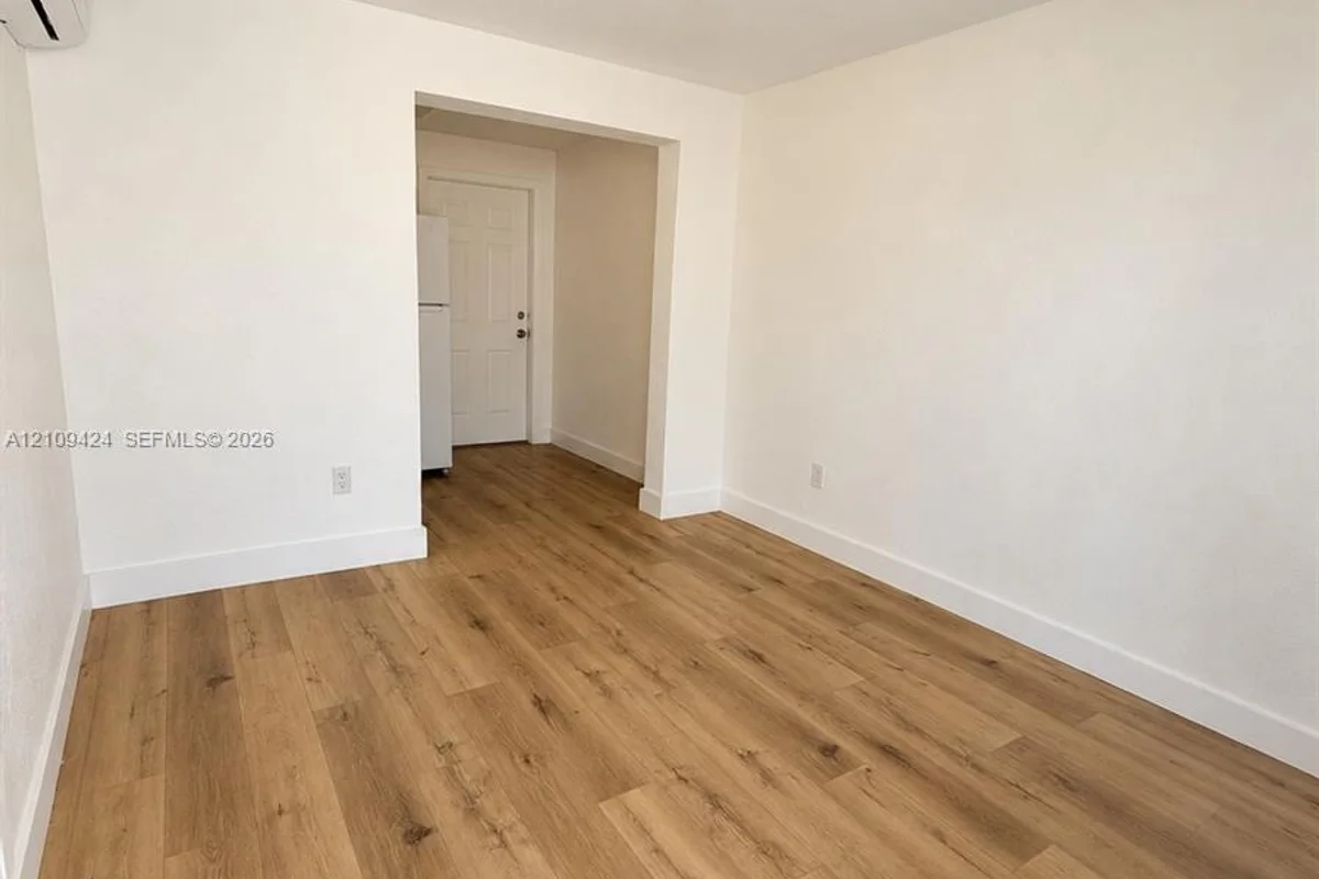 840 NW 10th St #5, Hallandale Beach: photo 1 of 5
