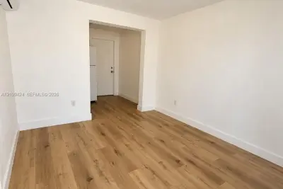 840 NW 10th St #5, Hallandale Beach: photo 1 of 5