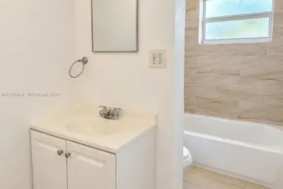 840 NW 10th St #6, Hallandale Beach: photo 1 of 4