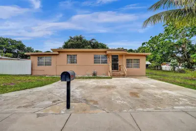2180 NW 105th Ter, Miami: photo 1 of 39