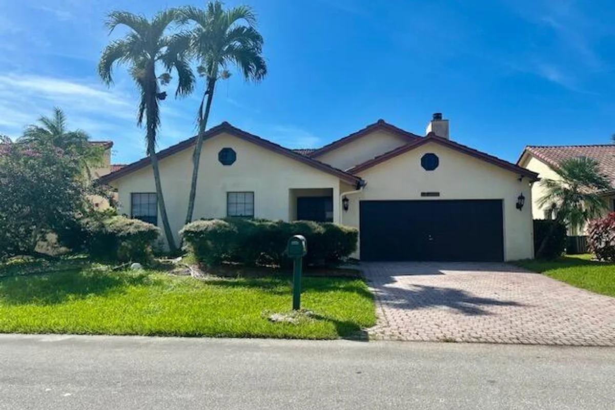 7045 Golf Pointe Cir, Tamarac: photo 1 of 33