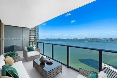 650 NE 32nd St #3003, Miami: photo 1 of 18