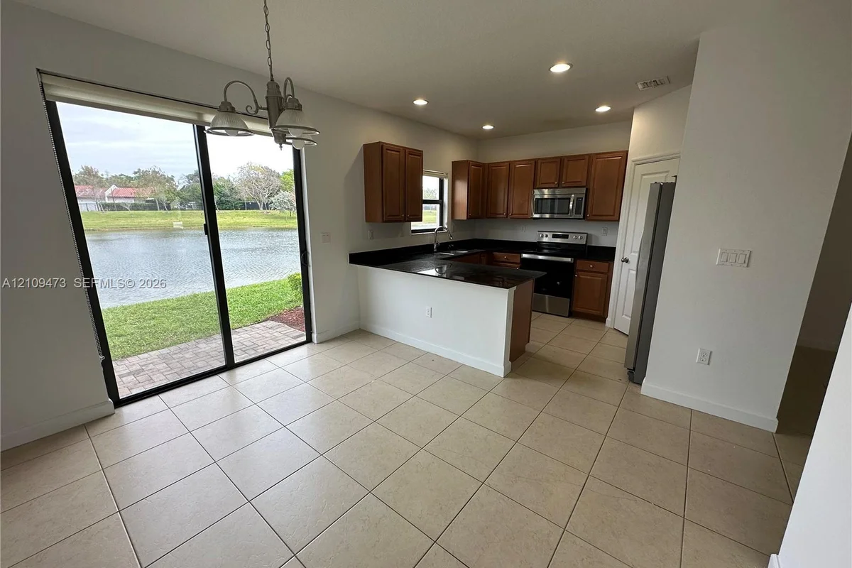 347 NE 194th Ln, Miami: photo 1 of 36