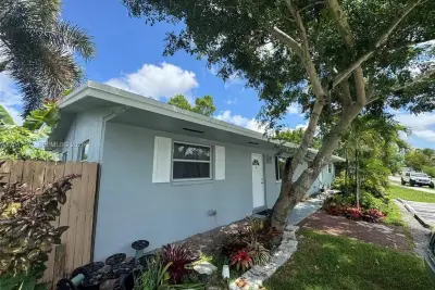 2200 SW 42nd Ave, Fort Lauderdale: photo 1 of 1