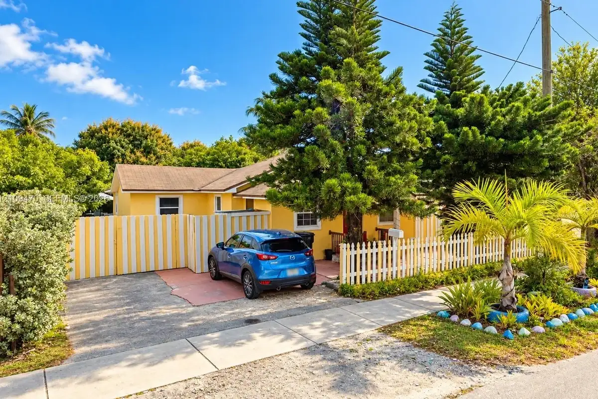 10341 NW 6th Ave, Miami: photo 1 of 20