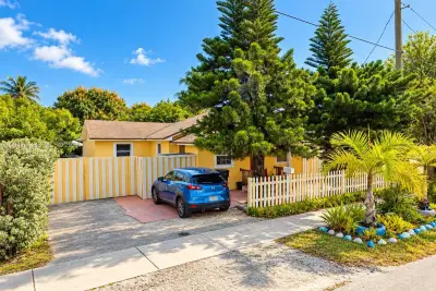 10341 NW 6th Ave, Miami: photo 1 of 20
