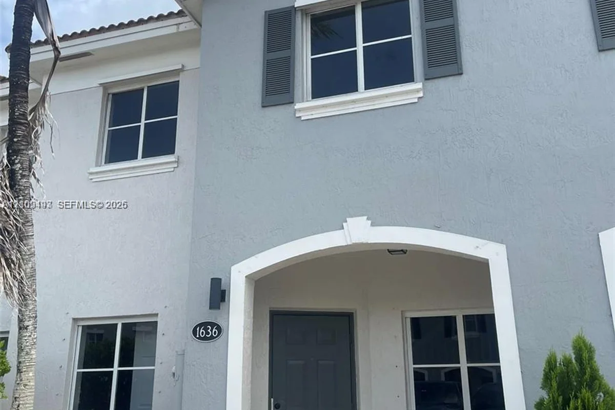 1636 SE 30th St, Homestead: photo 1 of 1