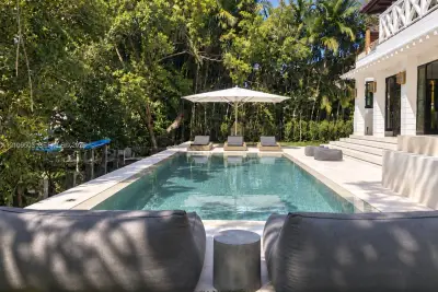 7230 E Lago Dr, Coral Gables: photo 1 of 28