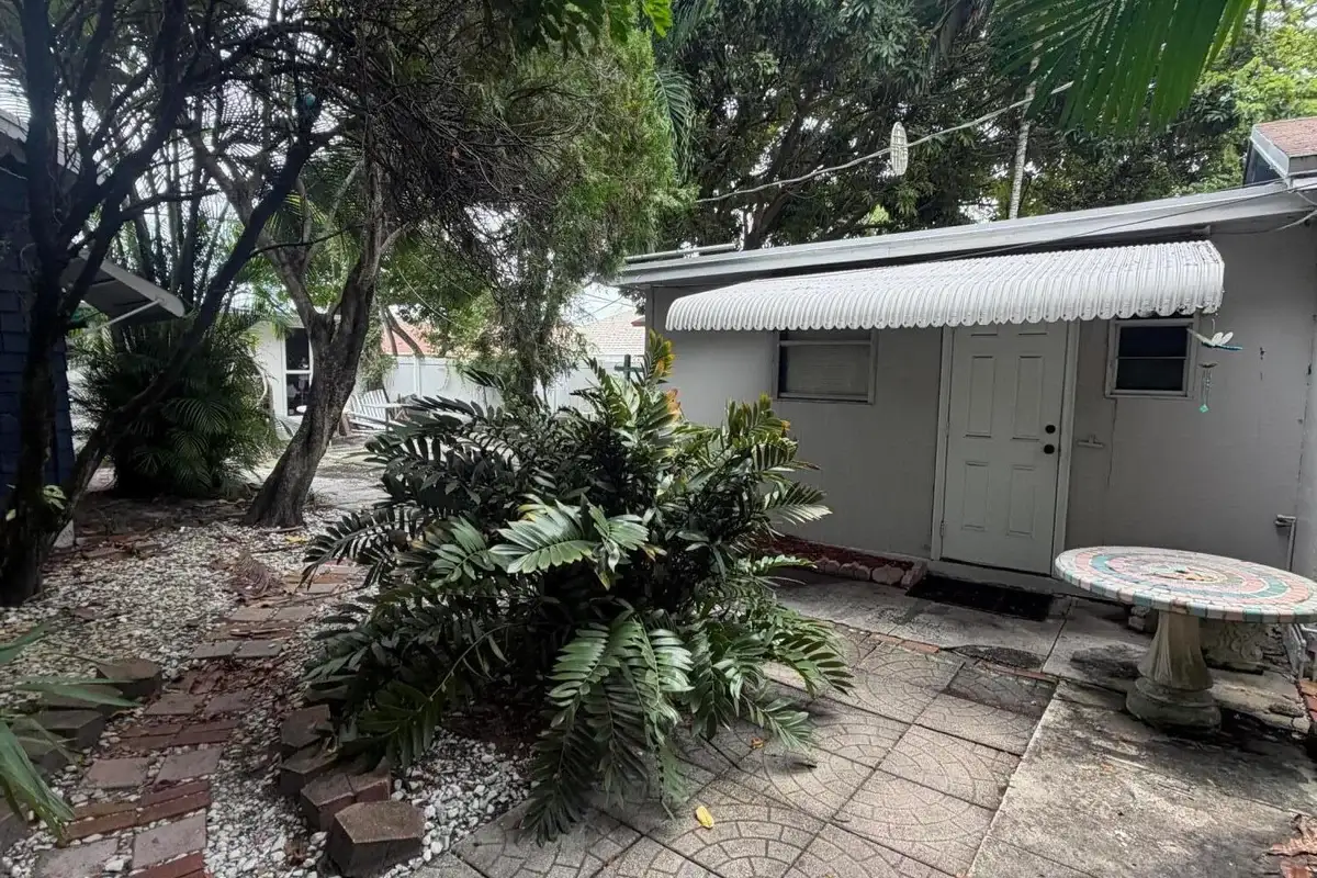 43 SE 10th Ter #B, Dania Beach: photo 1 of 4