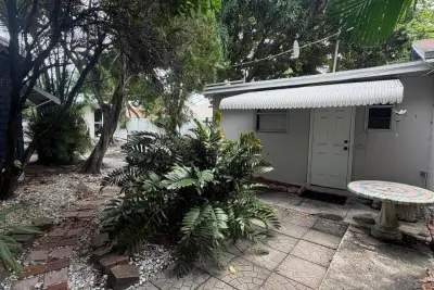 43 SE 10th Ter #B, Dania Beach: photo 1 of 4