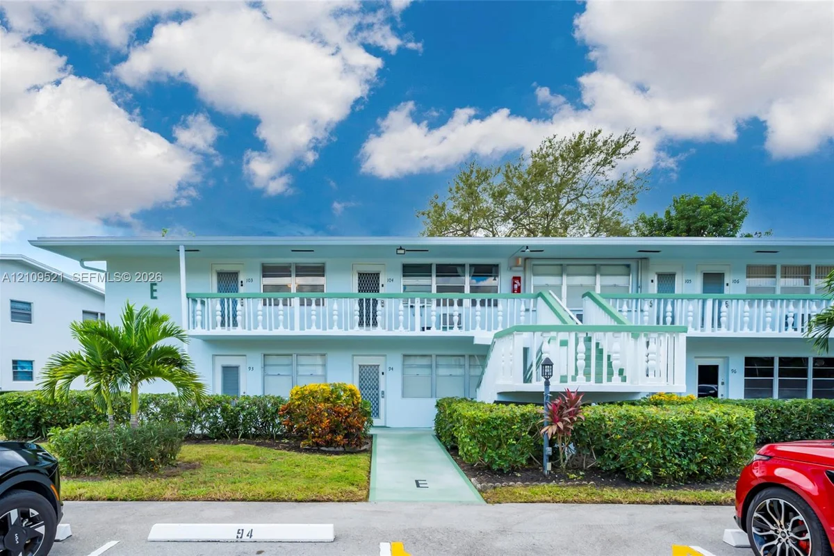 103 E Lyndhurst E, Deerfield Beach: photo 1 of 35