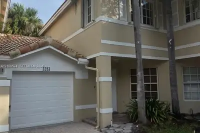2283 NW 170th Ave, Pembroke Pines: photo 1 of 17