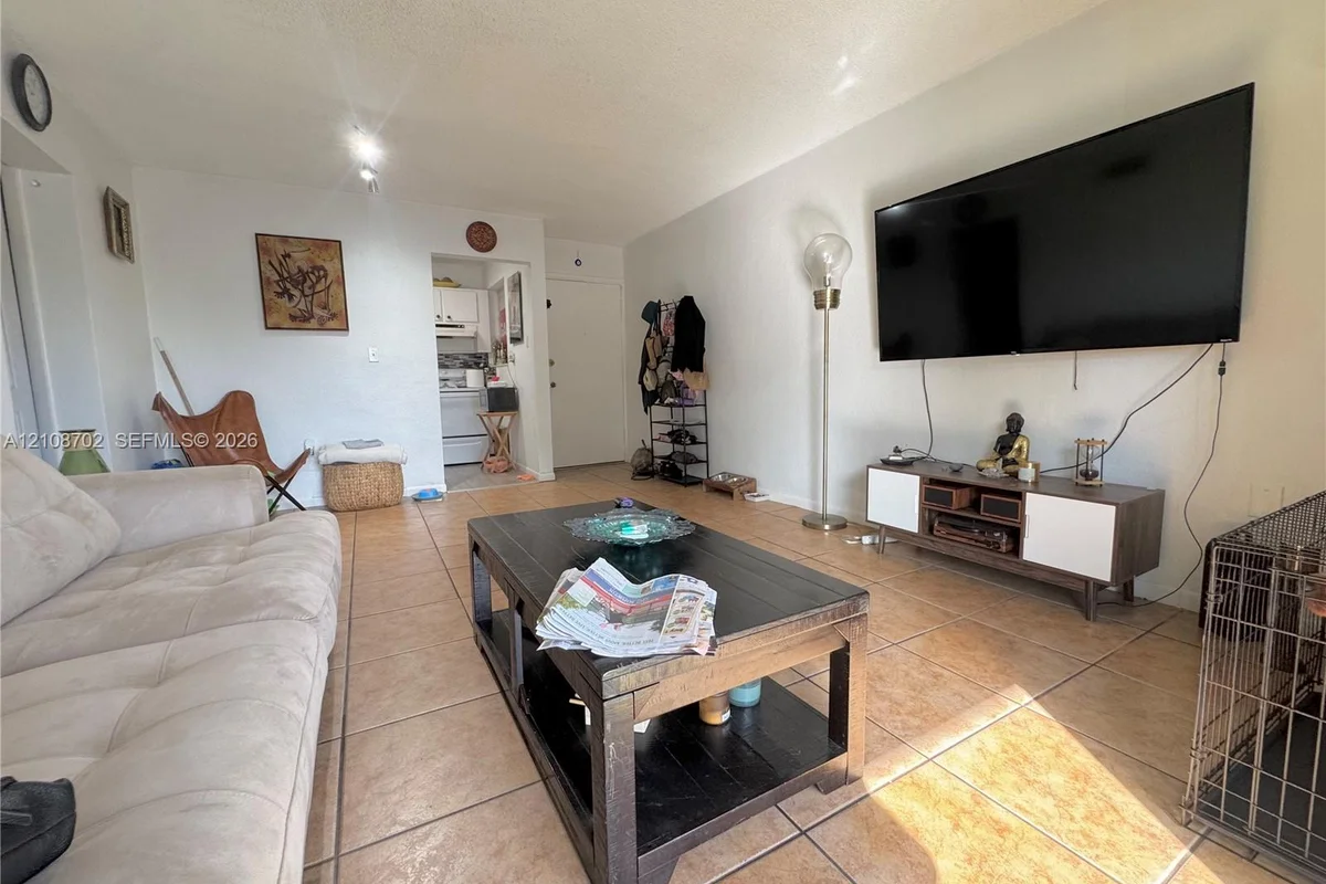 5100 W Flagler St #206, Miami: photo 1 of 11