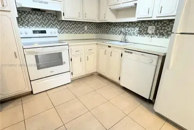 2781 Taft St #111, Hollywood: photo 1 of 21