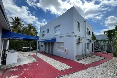 548 NW 30th St #3, Miami: photo 1 of 12