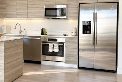 121 NE 34th St #2016, Miami: photo 1 of 16