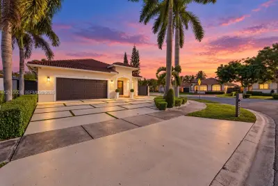 7721 NW 201st Ter, Hialeah: photo 1 of 24