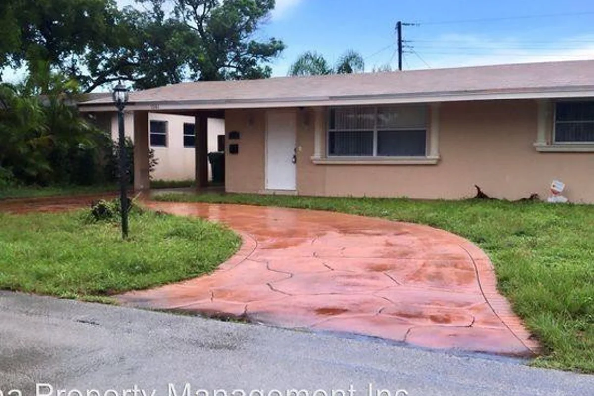 1541 NW 79th Way, Pembroke Pines: photo 1 of 7