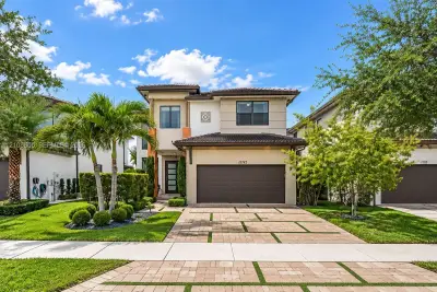 15742 NW 88th Ave, Miami Lakes: photo 1 of 50