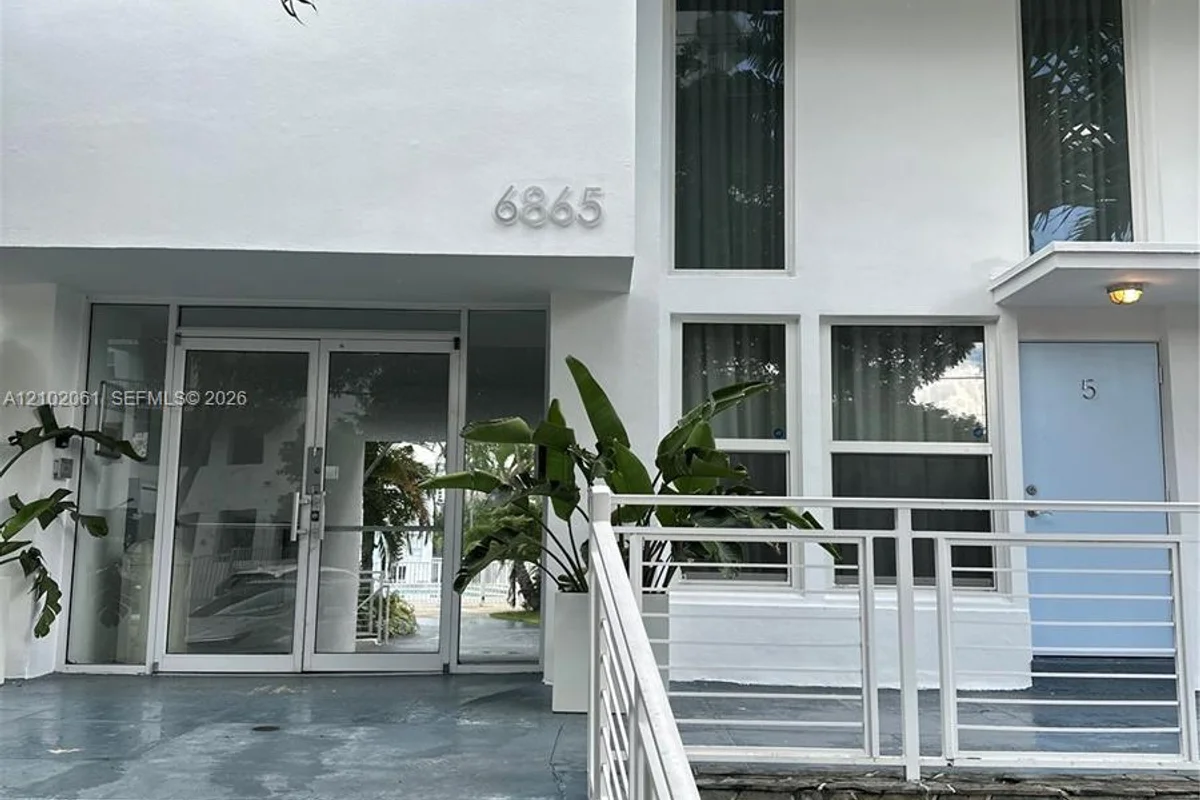 Condo in Miami Beach: photo 1 of 11