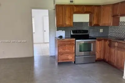 95 NE 41st St #I129, Oakland Park: photo 1 of 2