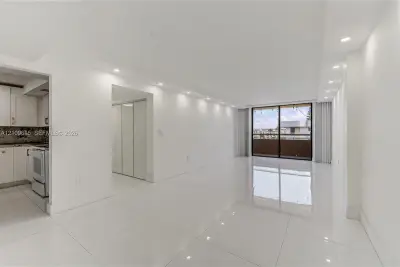 8101 Byron Ave #509, Miami Beach: photo 1 of 26