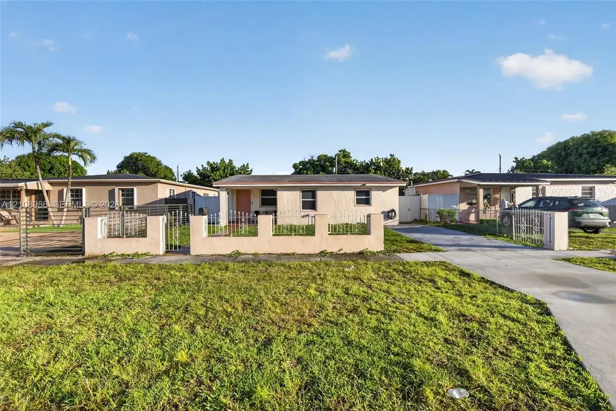 House in Hialeah: photo 1 of 30