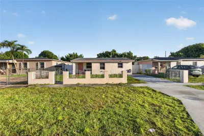 House in Hialeah: photo 1 of 30