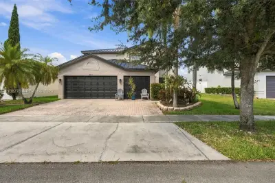 18041 SW 33rd St, Miramar: photo 1 of 40