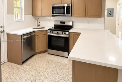 1237 NW 5th St #1, Miami: photo 1 of 10