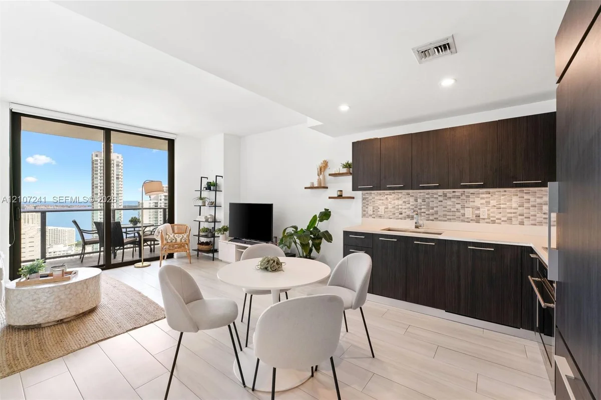 45 SW 9th St #4002, Miami: photo 1 of 34