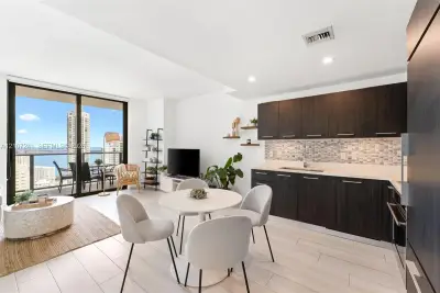 45 SW 9th St #4002, Miami: photo 1 of 34