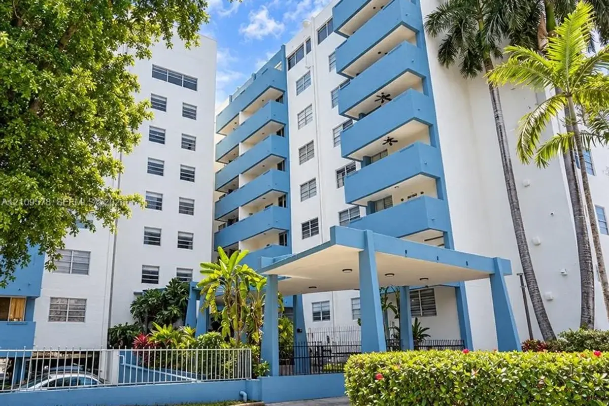 5050 NW 7th St #218, Miami: photo 1 of 17