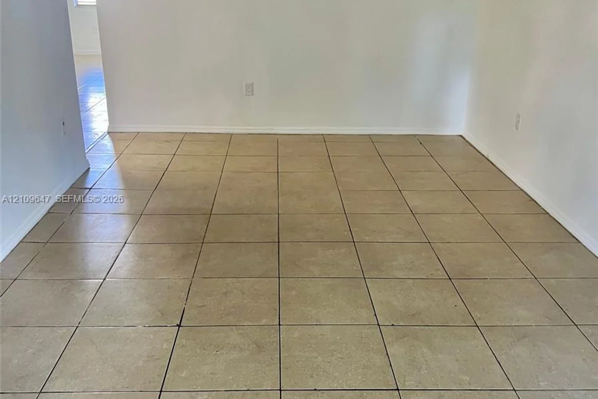 1752 NW 55th Ave #102, Lauderhill: photo 1 of 7