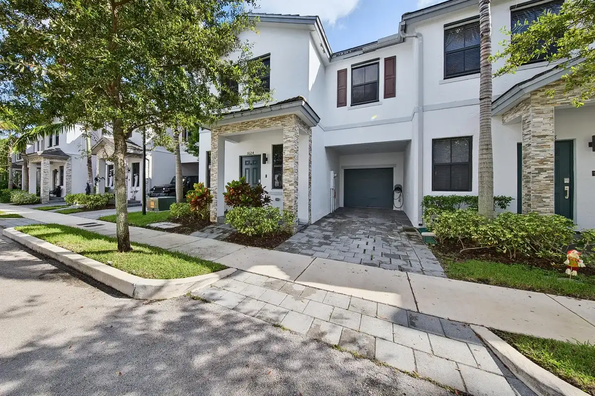 1624 SW 29th St, Fort Lauderdale: photo 1 of 22