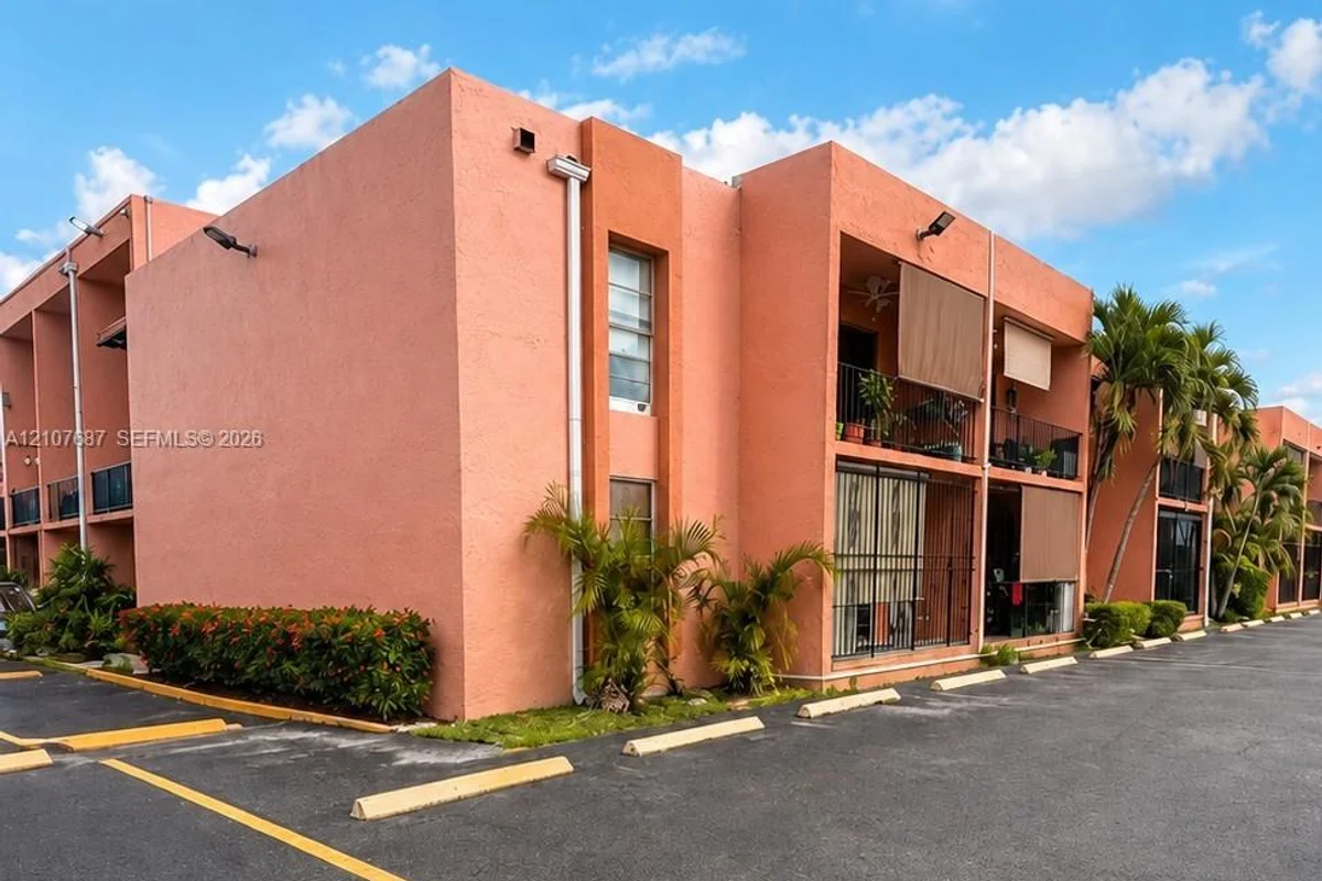1300 W 47th Pl #218A, Hialeah: photo 1 of 36