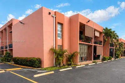 1300 W 47th Pl #218A, Hialeah: photo 1 of 36