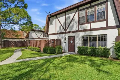 152 Weybridge Cir #C, Royal Palm Beach: photo 1 of 41