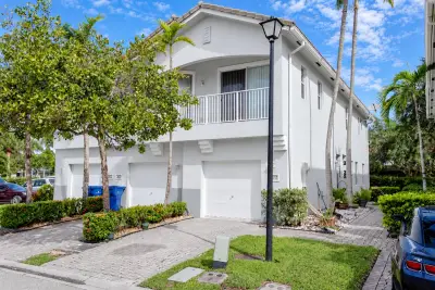 3037 Laurel Ridge Cir, Riviera Beach: photo 1 of 43